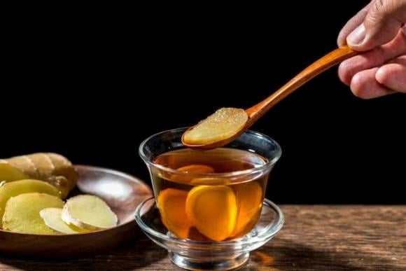 Gingerol, thành phần chính trong gừng, thúc đẩy tuần hoàn máu, làm ấm cơ thể và giảm tình trạng nghẹt mũi, đau đầu khi cảm lạnh.