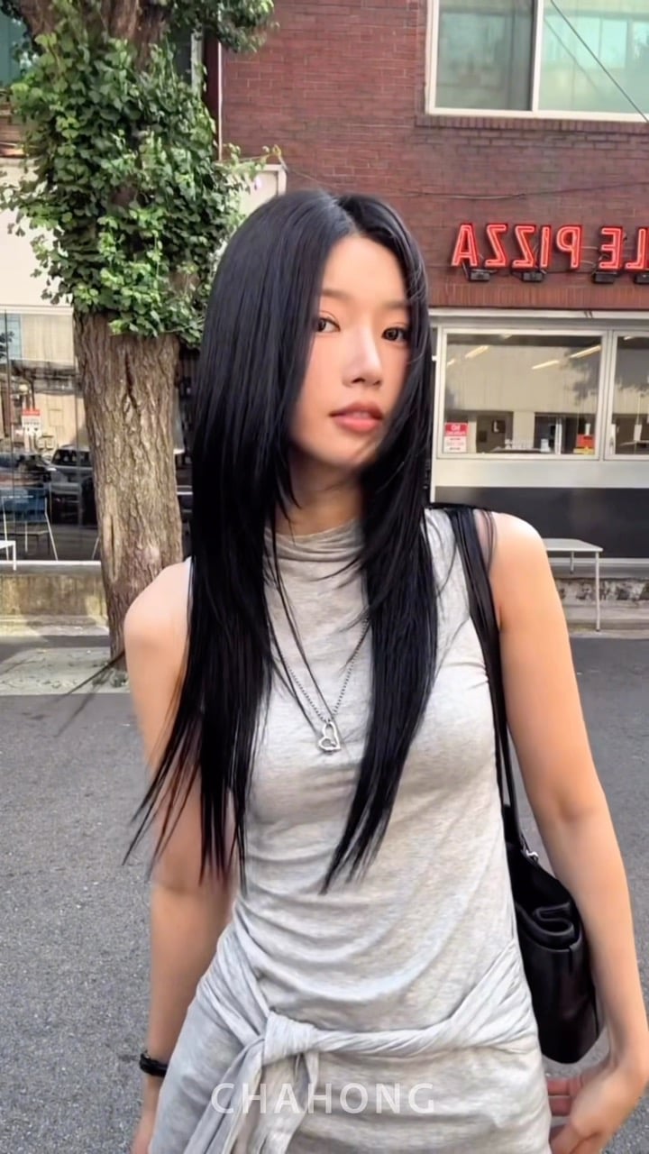 Mái tóc được duỗi thẳng suôn mượt còn hạn chế tình trạng xù rối, dễ kiểm soát và không tốn nhiều thời gian chăm sóc.