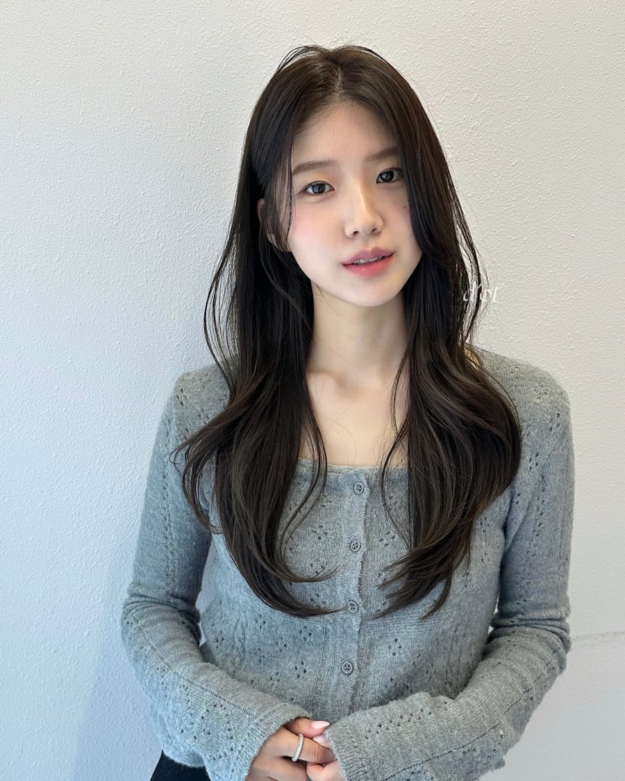 Phần mái được cắt mỏng vừa phải giúp che bớt khuyết điểm vùng trán, đồng thời tạo cảm giác nhẹ nhàng, tự nhiên.