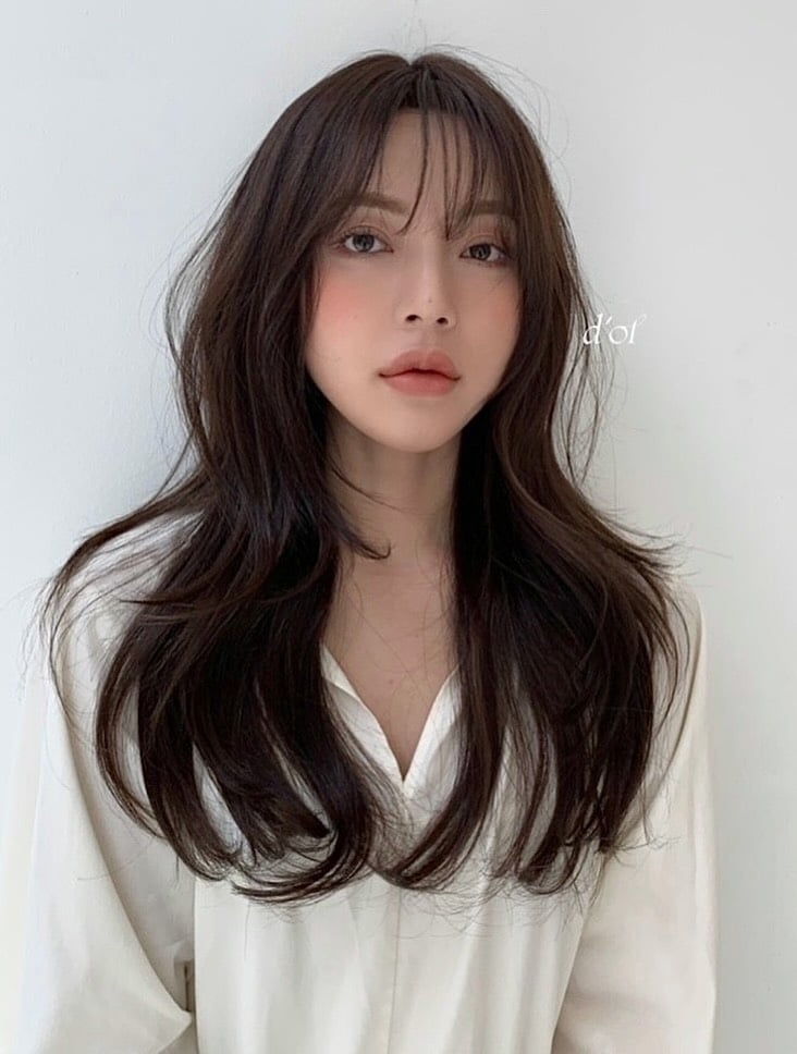 Kiểu tóc này phù hợp với nhiều hoàn cảnh, từ đi làm, đi học cho đến dạo phố hay dự tiệc. 