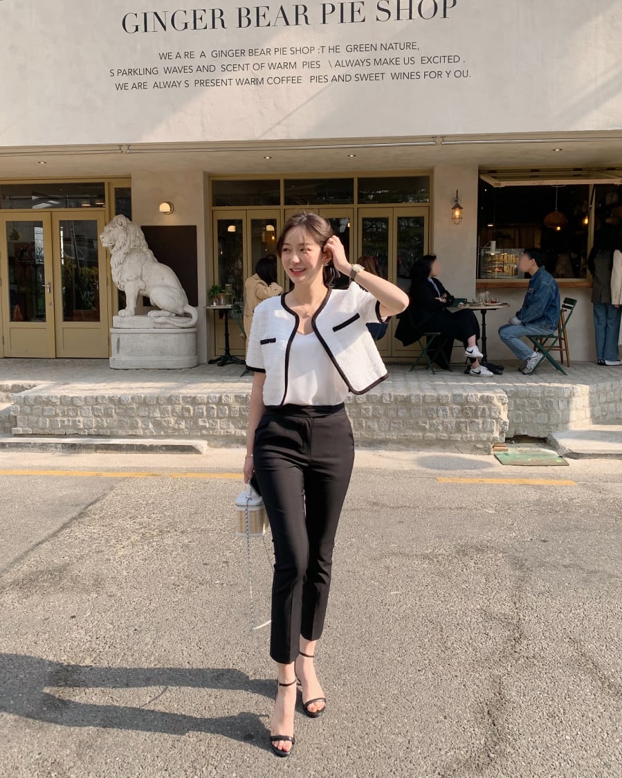 Áo lửng là item giúp điều chỉnh tỷ lệ cơ thể hiệu quả nhờ khả năng làm nổi bật phần eo, từ đó tạo cảm giác đôi chân dài hơn.