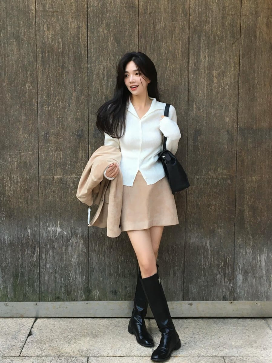 Chân váy mini từ lâu đã được xem là “vũ khí” quen thuộc của những cô nàng có chiều cao khiêm tốn. 