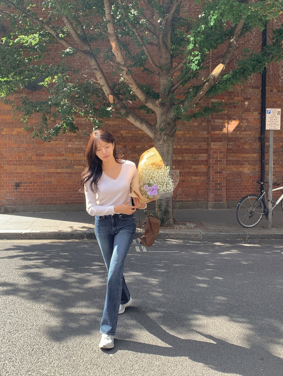 Quần ống gọn gàng là item giúp vóc dáng trông cao ráo nhờ thiết kế không quá rộng, không quá bó, tạo sự cân đối cho phần thân dưới. 