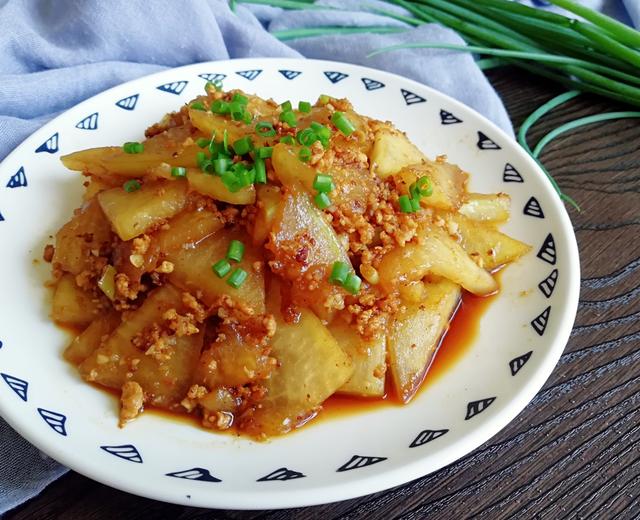 Bí đao thường xuất hiện trong các món canh, nhưng khi đem xào cùng thịt băm lại mang đến trải nghiệm hoàn toàn khác