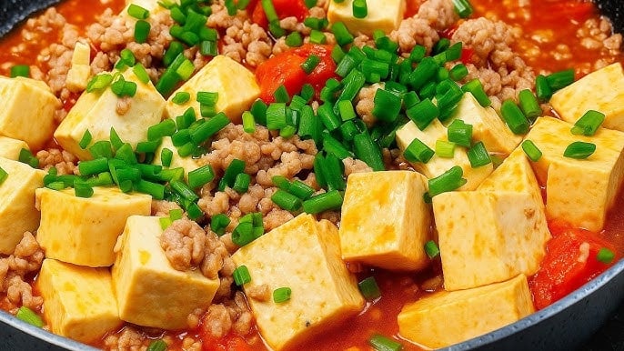 Đậu phụ non kết hợp với thịt băm tạo nên món ăn có kết cấu mềm mại, dễ ăn và rất “bắt cơm”