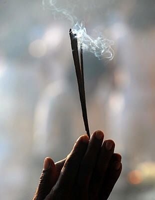 Thắp hương buổi tối ảnh hưởng xấu tới sức khoẻ, sự an toàn của gia đình