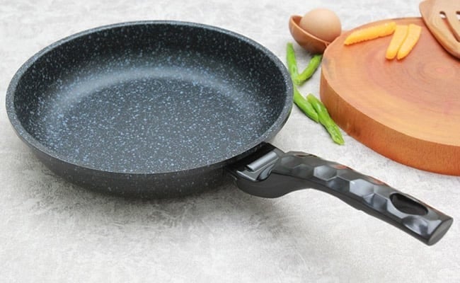 Khoai tây gọt vỏ, rửa sạch và để ráo nước rồi cắt đôi.