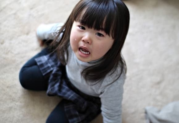 Nhiều bậc cha mẹ từng lúng túng khi nghe người xung quanh nhận xét con mình “quá nhát” hay “được chiều quen rồi”. 