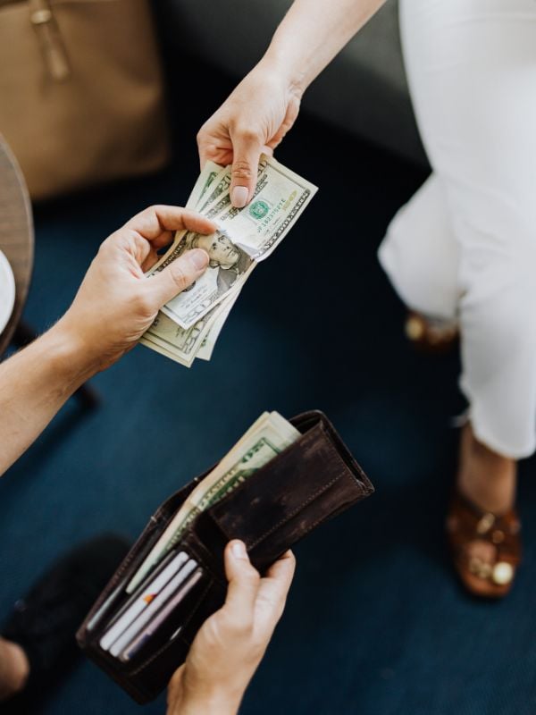 Tiền vừa vào đã có nơi để tiêu thì khó tiết kiệm được