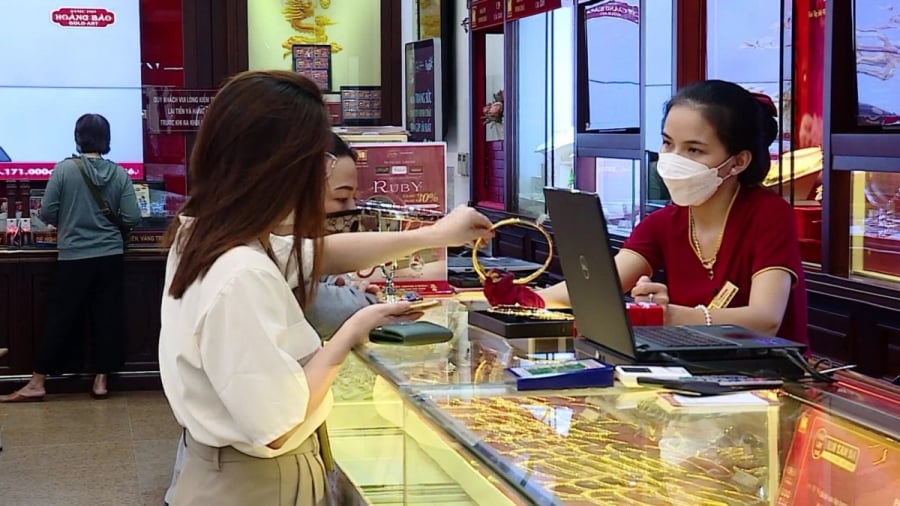 Thị trường vàng trong nước hôm nay (26/12) ghi nhận xu hướng điều chỉnh khi giá vàng miếng đồng loạt giảm khoảng 200.000 đồng/lượng so với phiên sáng trước đó.    