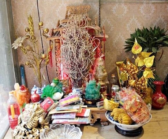 Theo chia sẻ từ các chuyên gia, vấn đề lớn nhất khi thắp hương cuối năm không nằm ở bài khấn mà chính là tình trạng bàn thờ. 