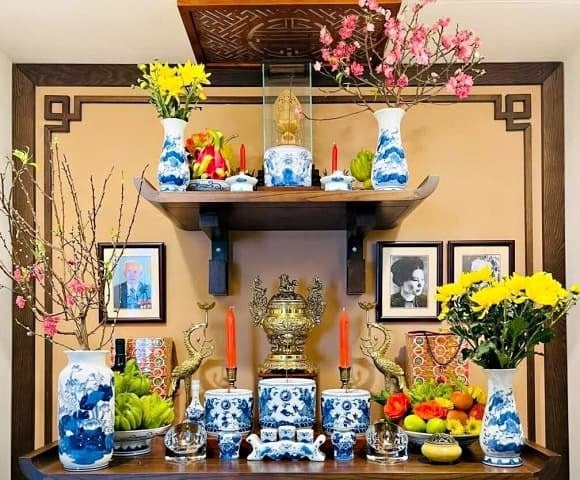 Cuối năm được xem là thời điểm thích hợp để làm sạch và tái tạo năng lượng cho không gian thờ tự sau một năm dài.