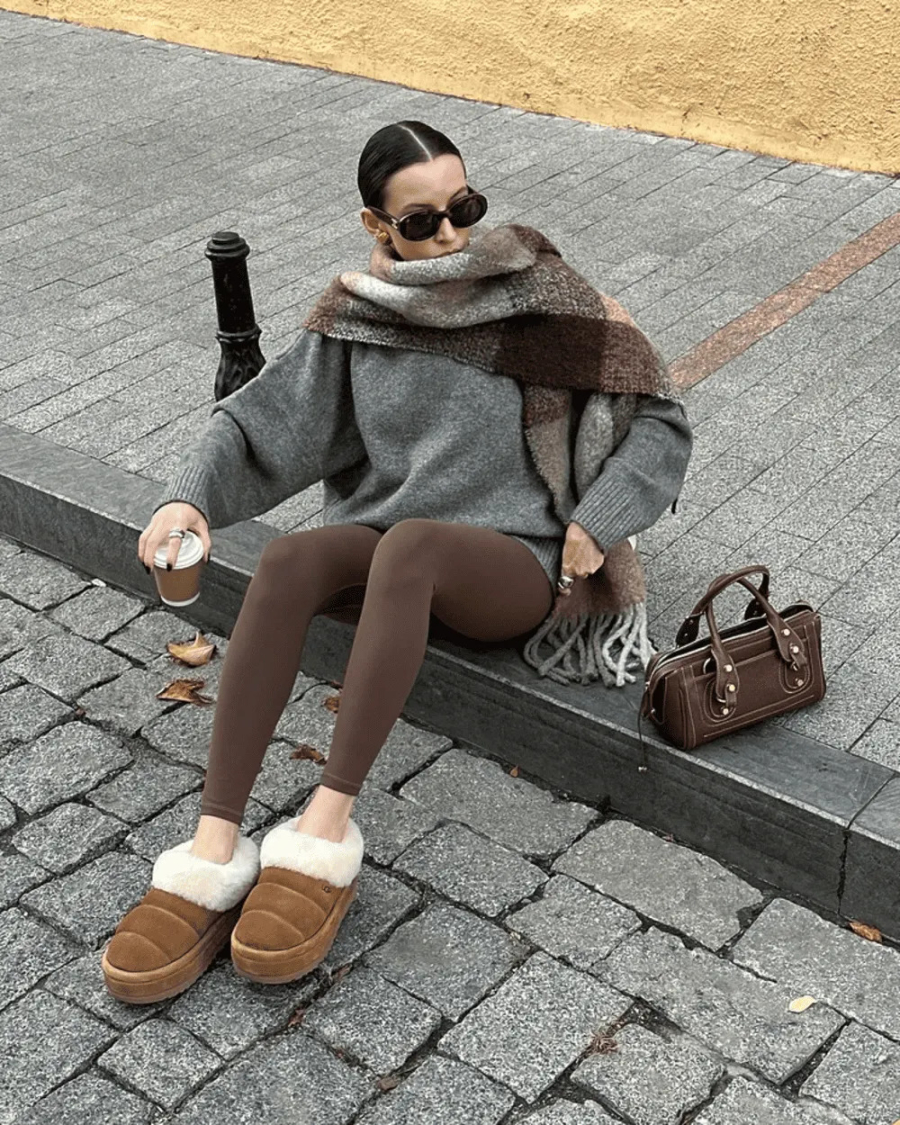  Dáng quần ôm sát giúp đôi boots to bản trở nên gọn gàng hơn về mặt thị giác, đồng thời mang lại cảm giác thoải mái trong những ngày thời tiết lạnh.