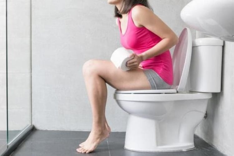 Đi vệ sinh đúng giờ vào buổi sáng có thể giảm gánh nặng cho cơ thể và giảm tích tụ mỡ. (Ảnh minh họa)