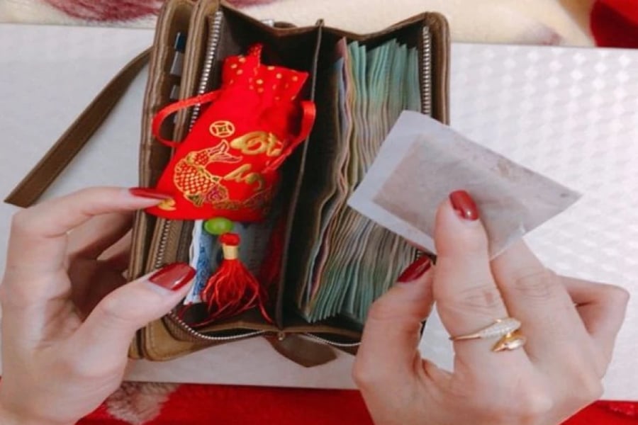 Tiền sinh tiền là nhờ dòng chảy không đứt quãng. Tờ tiền “không tiêu” mang ý nghĩa tiền luôn ở lại, không bị tiêu tán sạch sẽ.