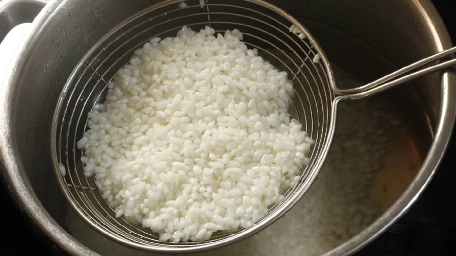 Nếu không có thời gian ngâm gạo nếp, bạn có thể chần gạo bằng nước sôi.