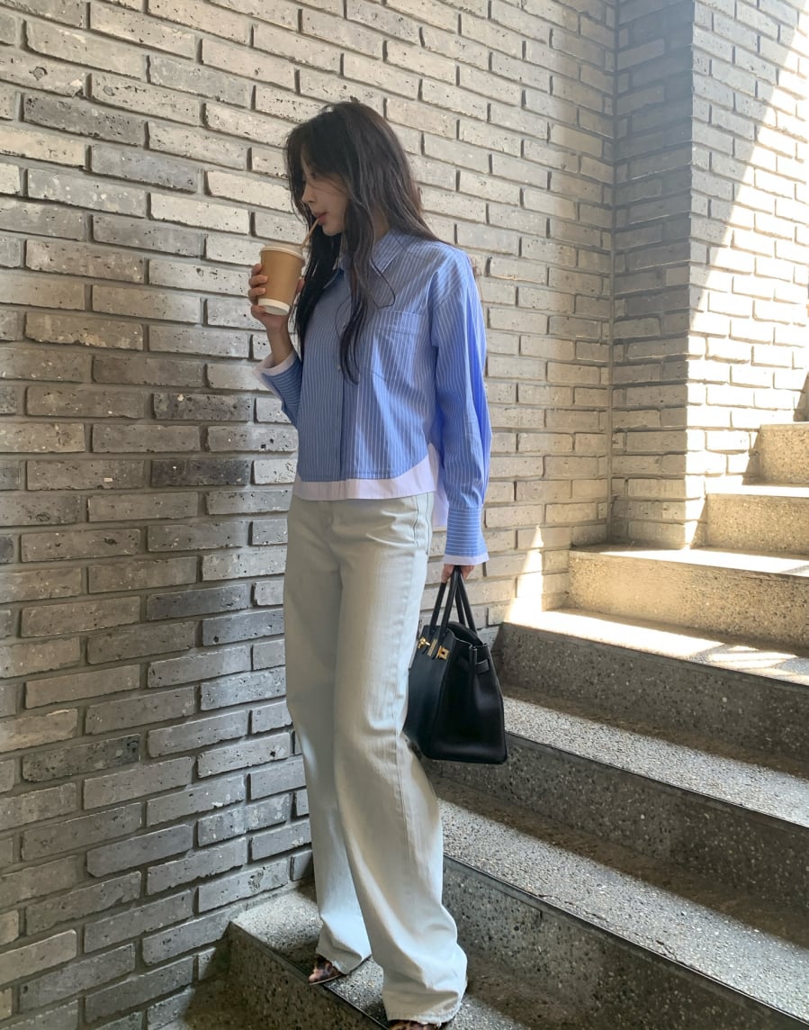 Đây là item dễ phối đồ, chỉ cần kết hợp cùng quần jeans, quần kaki hoặc chân váy là đã có ngay một set đồ gọn gàng, trẻ trung.