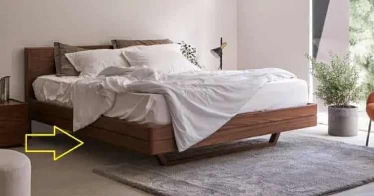 Không để đồ đạc, rác thải bừa bãi dưới gầm giường. (Ảnh minh họa)