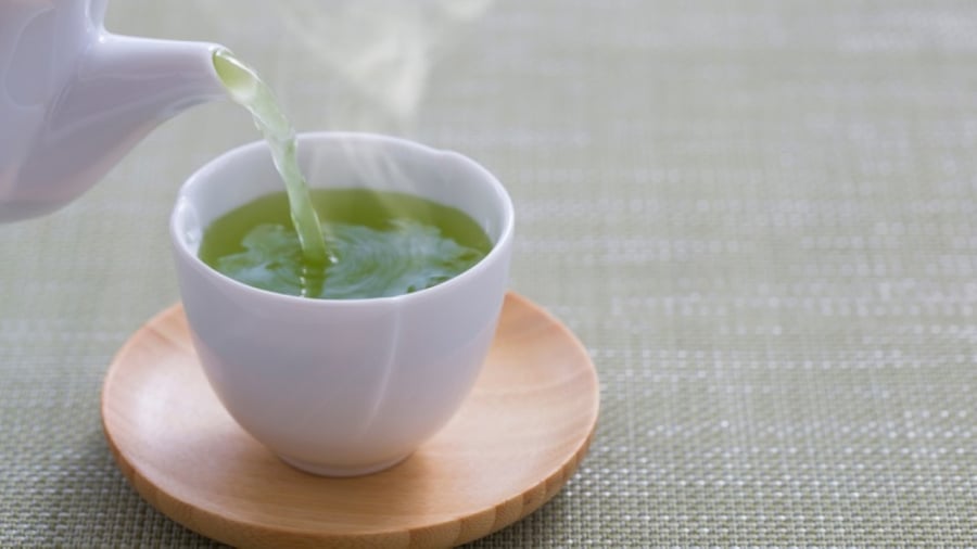 Uống trà xanh mỗi ngày không chỉ giúp giảm lượng mỡ trong máu mà còn có hiệu quả trong việc phòng ngừa nhiều bệnh tim mạch, từ đó góp phần cải thiện sức khỏe.