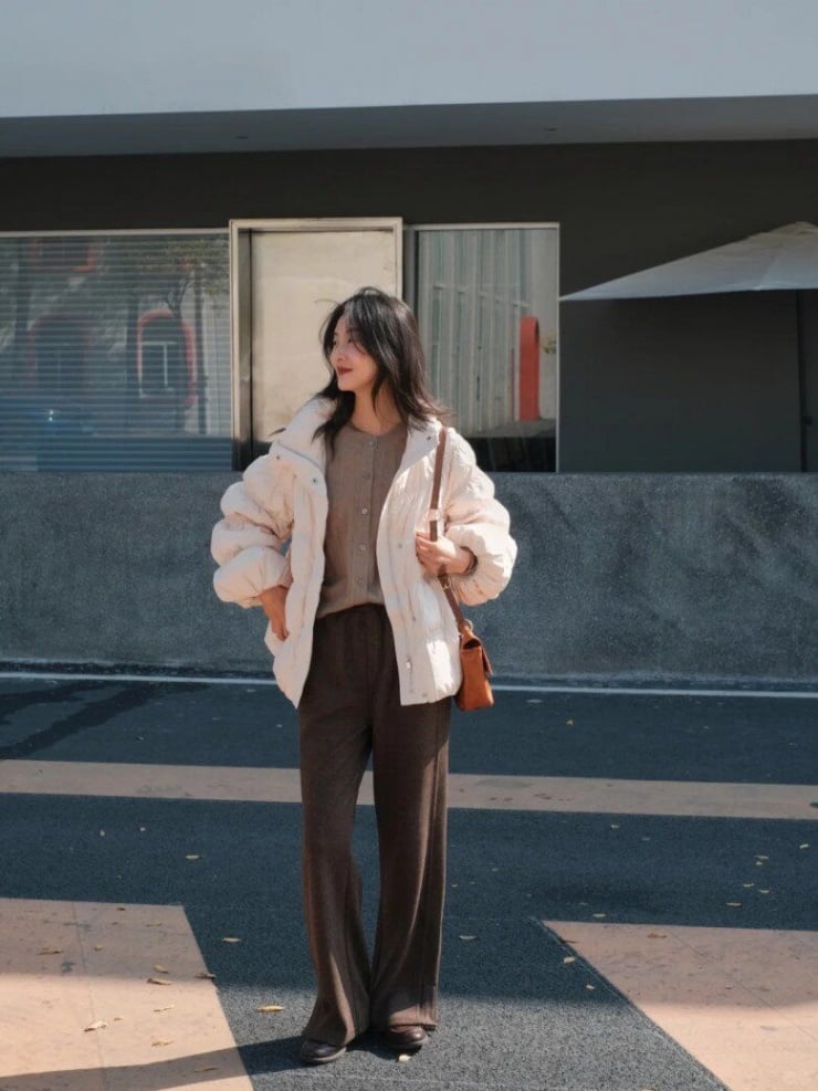 Những gam màu trung tính như be, nâu, đen càng làm tăng vẻ sang trọng cho set đồ thu đông.