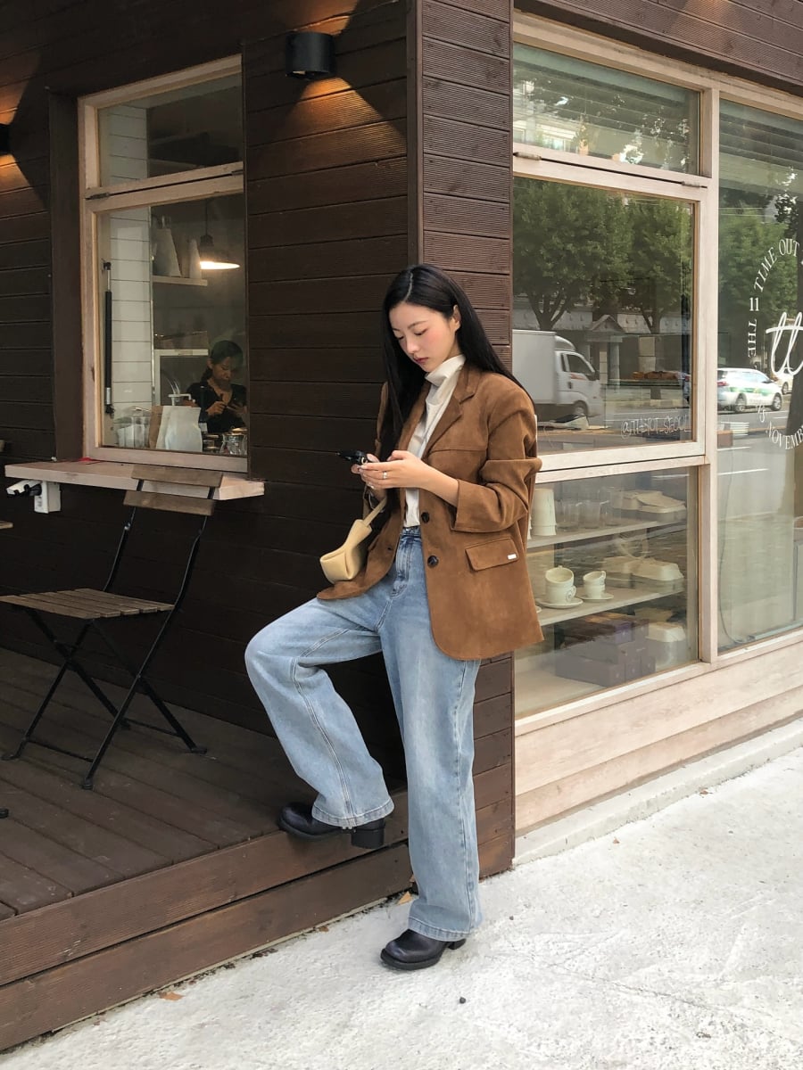 So với các dáng jeans truyền thống, quần jeans ống rộng mang lại cảm giác thoải mái và hiện đại hơn. 