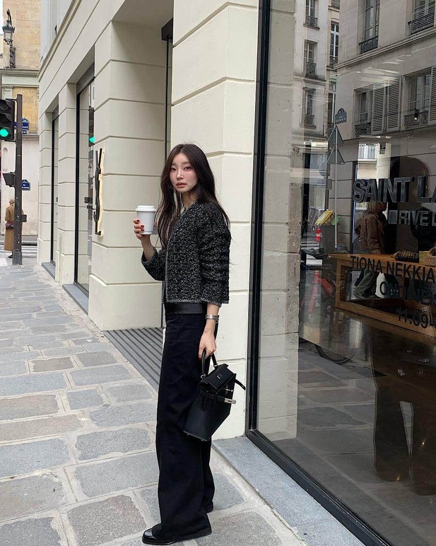 Quần ống rộng màu đen luôn giữ vị trí vững chắc trong thế giới thời trang nhờ khả năng “cứu nguy” cho mọi vóc dáng.