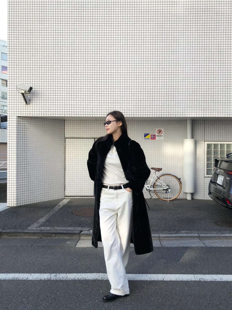 Quần ống rộng màu trắng mang lại cảm giác sạch sẽ, hiện đại và rất thời trang. 