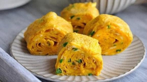 Để trứng rán nở phồng, xốp mịn, chỉ cần thêm một nguyên liệu đơn giản là nước. 