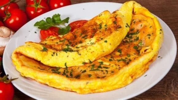 Chỉ cần thêm 2–3 giọt nước cốt chanh vào trứng trước khi đánh là món trứng rán sẽ trở nên xốp mềm hơn.