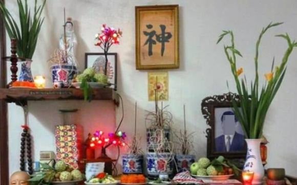 Sau một năm thắp hương liên tục, bát hương thường trở nên chật kín chân nhang. 