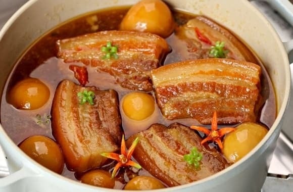 Món thịt ba chỉ kho lâu với nhiều đường và muối là “khắc tinh” của đường huyết.