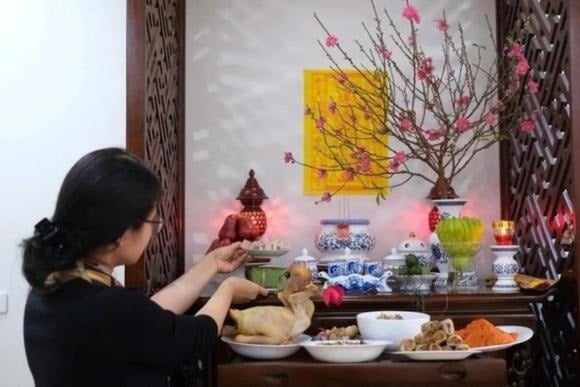 Trước ngày 31/12, gia đình nên kiểm tra lại hoa, trái cây, chén nước, đèn thờ. Hoa héo, quả dập hoặc để quá lâu cần được thay mới; nước cúng nên thay thường xuyên, không để cạn.