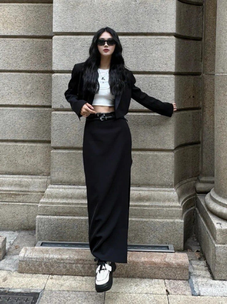  Vest ngắn giúp cân đối tỷ lệ cơ thể, trong khi chân váy ôm vừa tạo nên vẻ ngoài chuyên nghiệp nhưng không cứng nhắc.