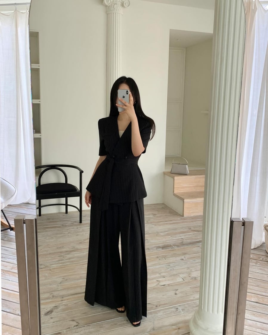 Những thiết kế áo có chi tiết nhấn eo luôn mang lại cảm giác vóc dáng được “định hình” rõ ràng hơn. 