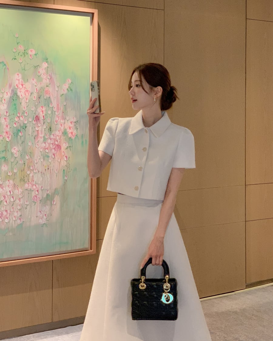 Chân váy chữ A dễ ứng dụng trong nhiều hoàn cảnh, từ môi trường công sở đến những buổi dạo phố.