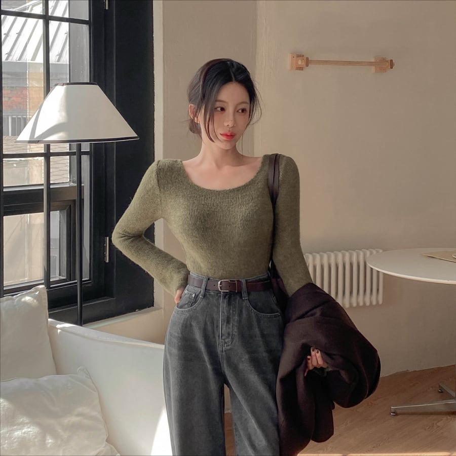 Thắt lưng bản nhỏ mang lại cảm giác nhẹ nhàng, tinh tế, trong khi thắt lưng bản vừa hoặc bản to có thể trở thành điểm nhấn cá tính.