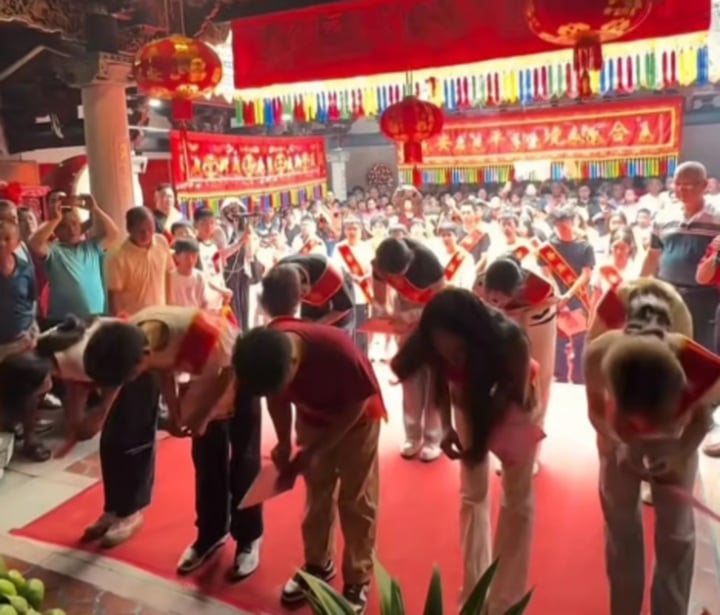 Nằm giữa vùng núi hẻo lánh với khoảng 6.000 nhân khẩu, nơi đây từng đối diện với cảnh đất canh tác ít ỏi, đời sống chật vật. 