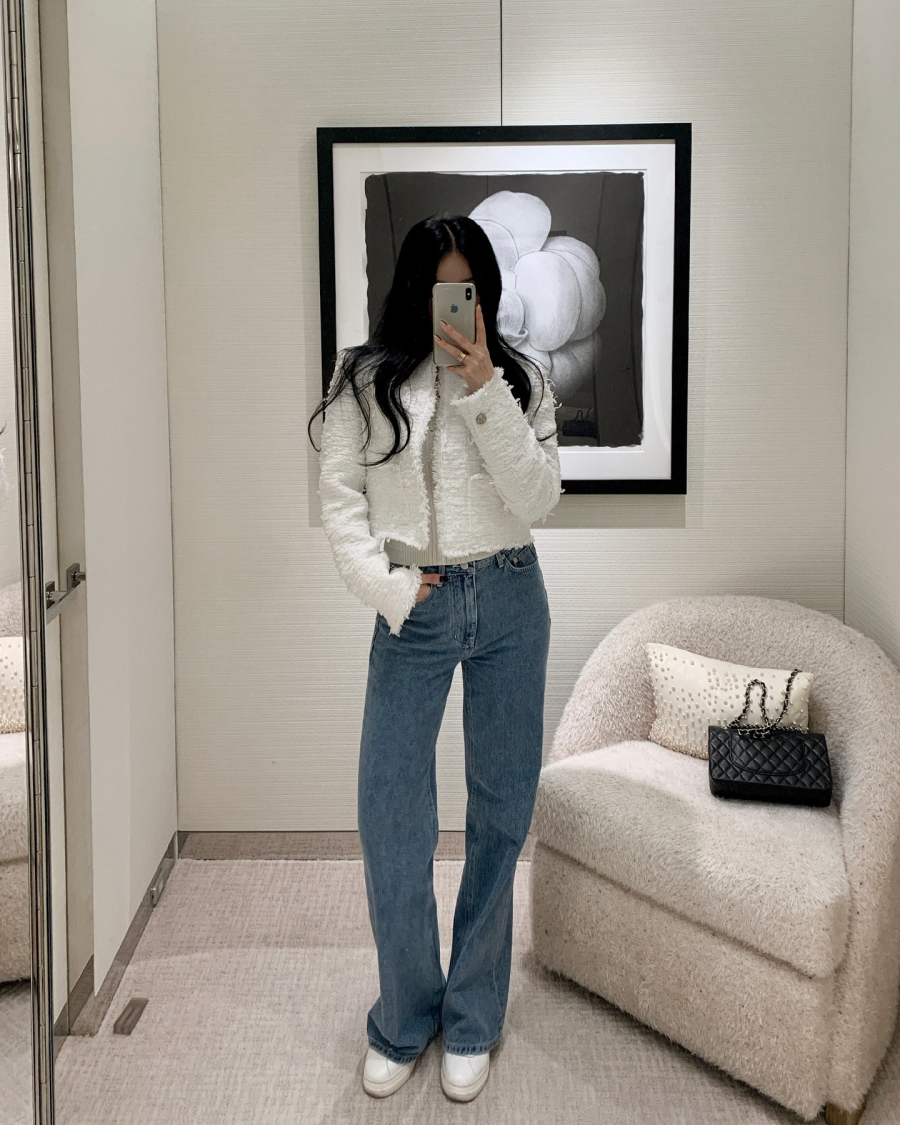 Nếu áo khoác dài mang lại vẻ trưởng thành thì áo khoác dáng ngắn lại tạo cảm giác trẻ trung, gọn gàng hơn.