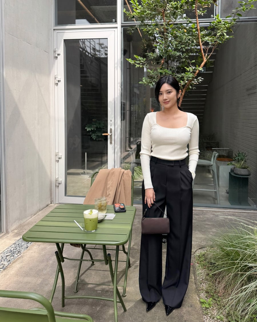 Áo có thể là sơ mi nhẹ, áo blouse tối giản hoặc áo thun mịn, giúp tổng thể trông thanh thoát và dễ chịu