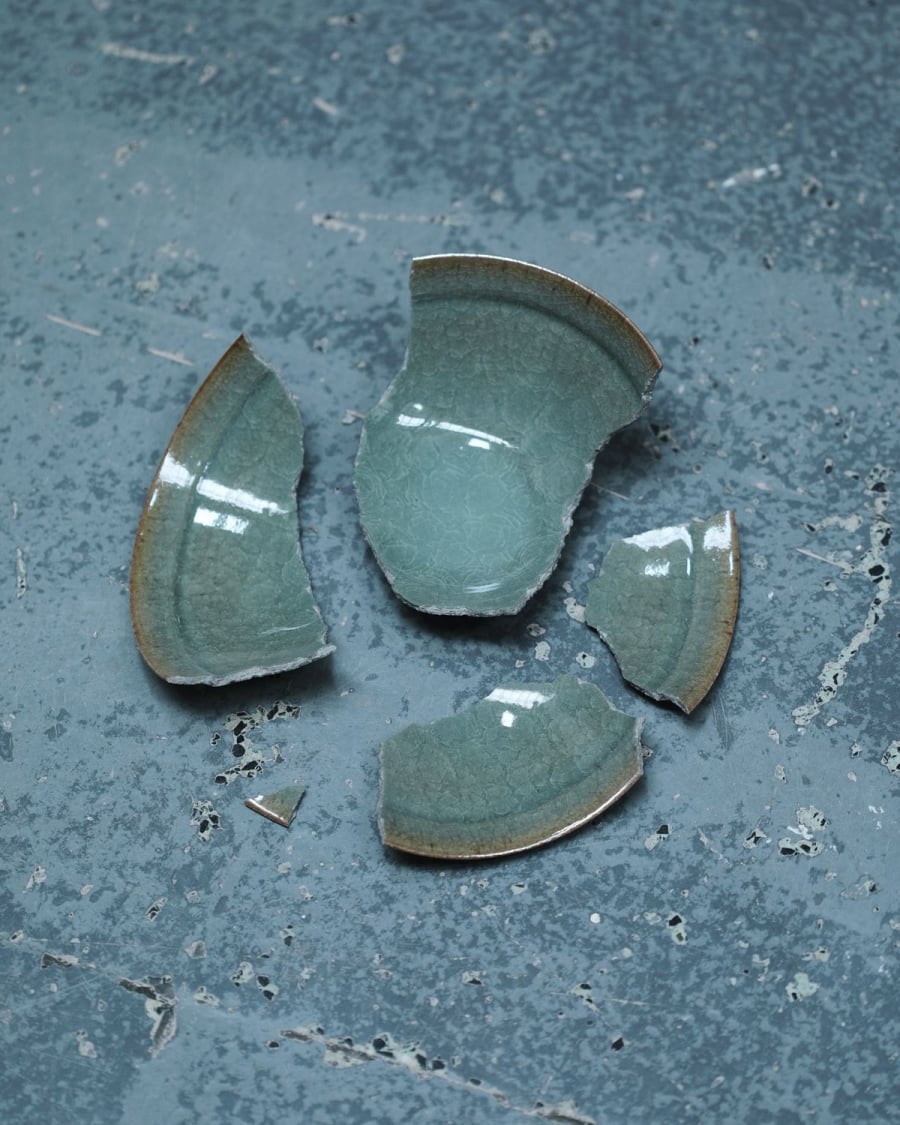 Tiếng đồ vật rơi vỡ báo hiệu chẳng lành