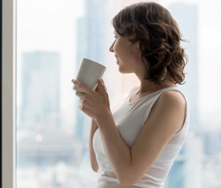 Sau bữa tối khoảng 30 phút, một ly nước ấm hoặc trà thảo mộc như trà gừng, cam thảo, cúc la mã hay bạc hà có thể giúp hệ tiêu hóa hoạt động trơn tru, giảm căng thẳng... (Ảnh minh họa)