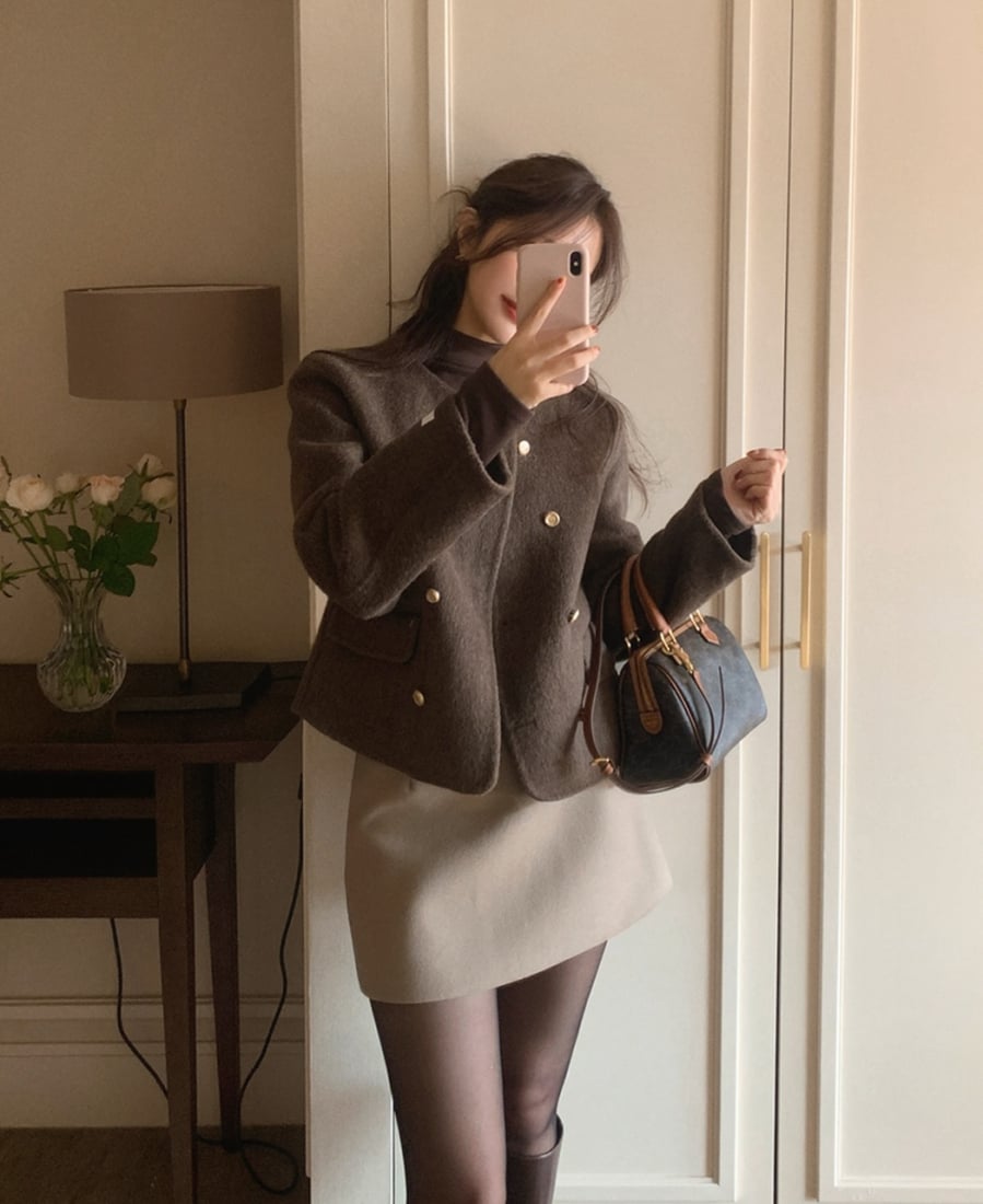  So với các thiết kế áo dạ dáng dài, kiểu áo này mang lại cảm giác gọn gàng, linh hoạt và dễ ứng dụng trong nhiều hoàn cảnh khác nhau.