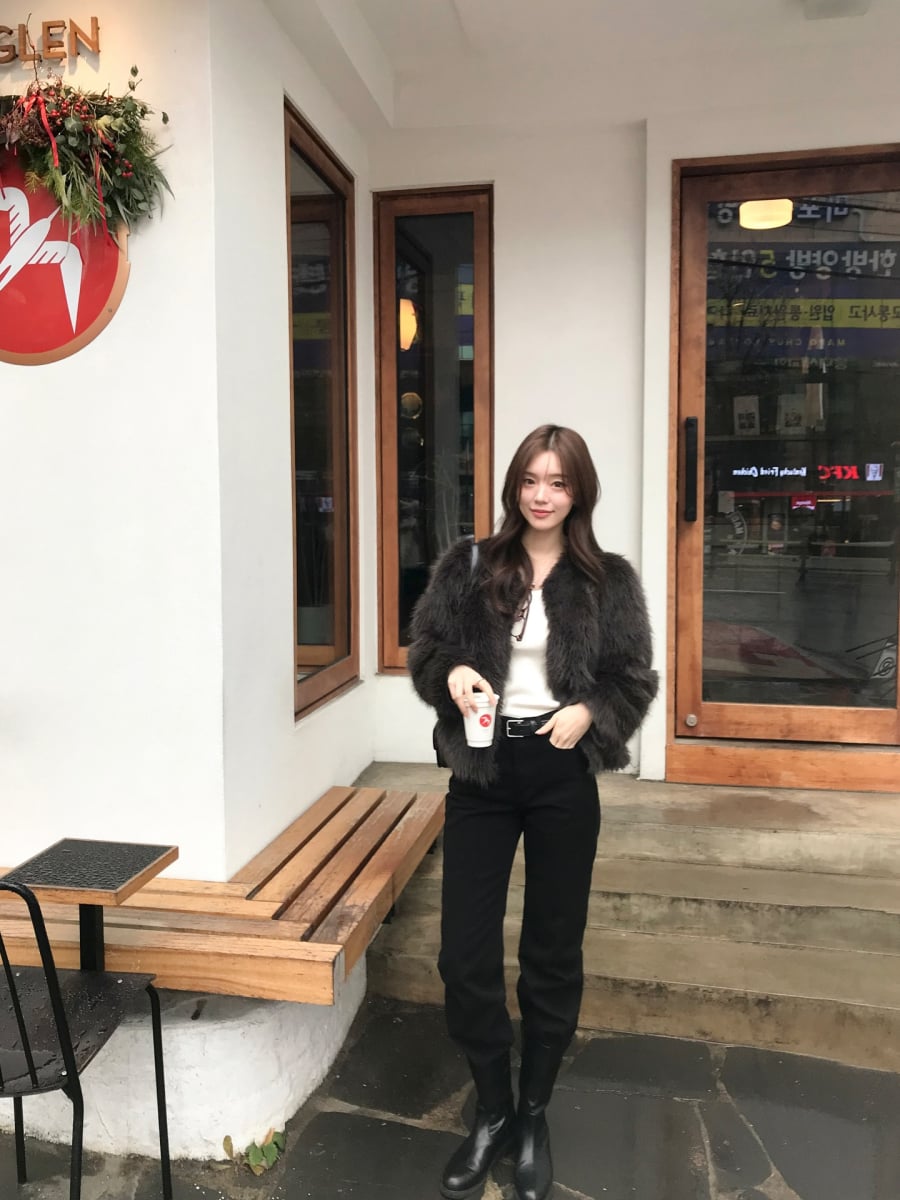 Chiều dài áo kết thúc ở trên hoặc ngang hông giúp tránh việc che lấp phần chân, từ đó không làm giảm chiều cao tổng thể.