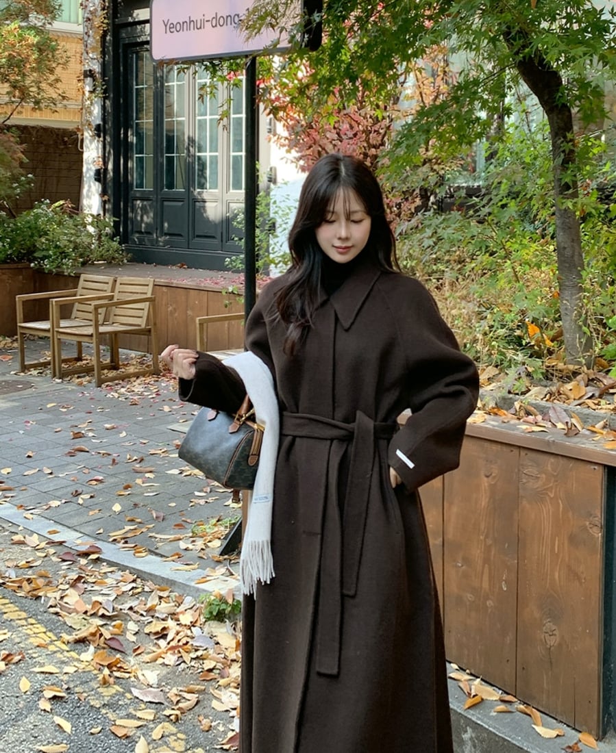 Đây là kiểu áo khoác đặc biệt phù hợp với người thấp muốn tạo cảm giác cao ráo và nữ tính hơn.