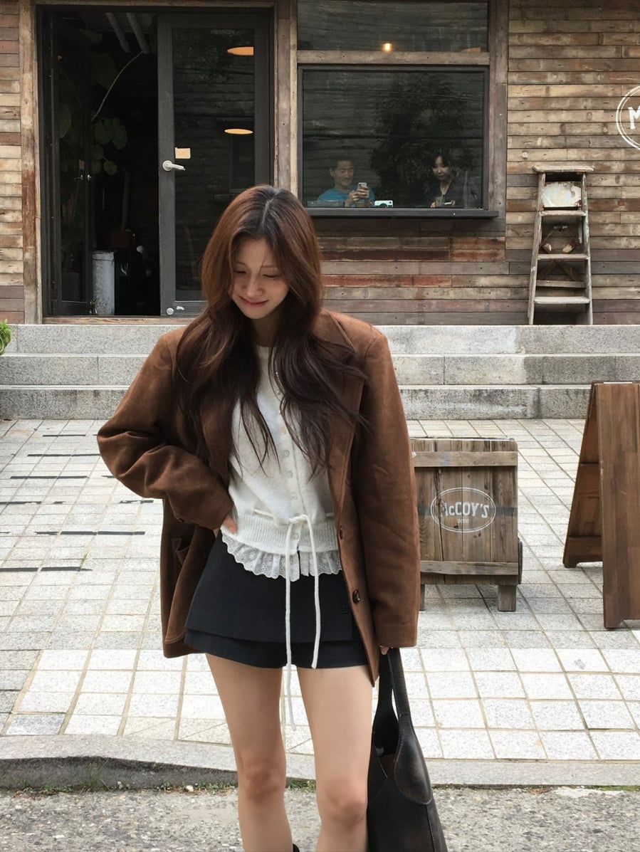 Với người có chiều cao khiêm tốn, blazer dáng ngắn hoặc vừa chạm hông là lựa chọn lý tưởng, giúp phần thân trên trông gọn gàng và cân đối hơn so với blazer oversize quá dài.