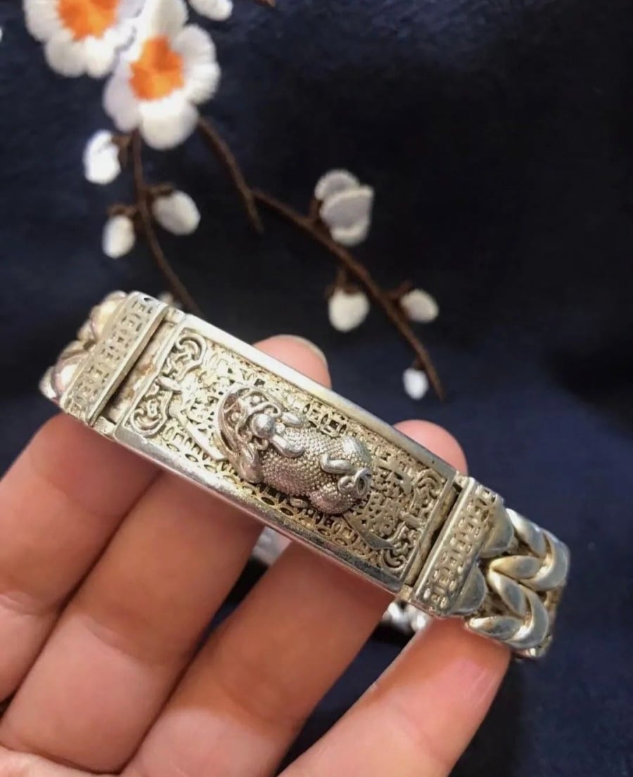 Mang theo vòng bạc được xem là giúp trừ tà 