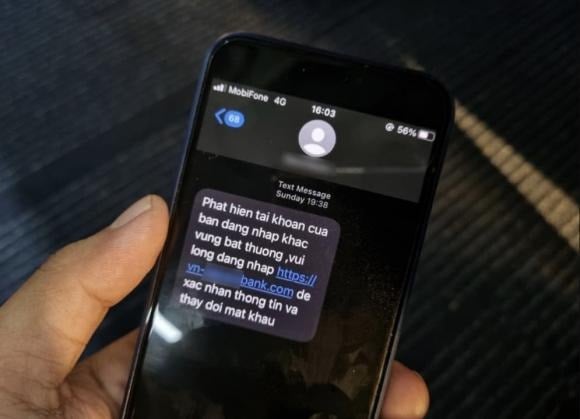 Tại Việt Nam, những chiêu trò tương tự, đặc biệt là tin nhắn giả mạo cảnh báo bảo mật, cũng đã xuất hiện và khiến không ít người trở thành nạn nhân của các vụ lừa đảo trực tuyến.    