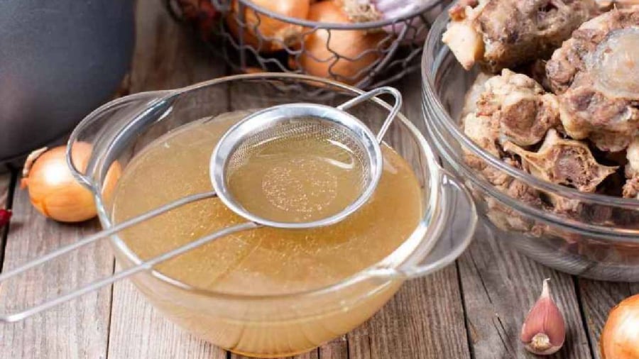 Nước hầm xương chứa nhiều chất dinh dưỡng tốt đối với cơ thể nhưng sử dụng quá nhiều có thể gây tác dụng phụ, làm ảnh hưởng tới khả năng hấp thụ canxi, khiến sức khỏe xương khớp suy giảm.