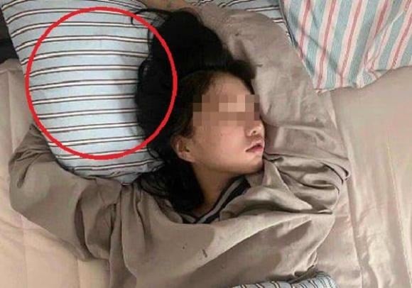 Ra mồ hôi khi ngủ ở mức độ vừa phải là bình thường, chịu ảnh hưởng bởi nhiệt độ phòng, độ dày của chăn đệm hay việc ngủ chung với người khác.