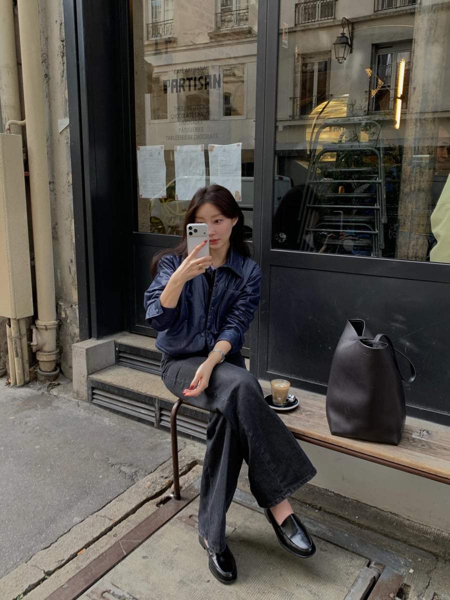 Loafer là kiểu giày mang tính trung hòa giữa cổ điển và hiện đại, nhờ đó tạo hiệu ứng trẻ trung một cách tinh tế